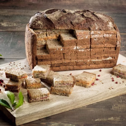 Pain Surprise Traditionnel (60 sandwiches) : Un pain surprise classique et généreux, idéal pour les réceptions ou les événements.