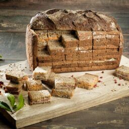 Pain Surprise Traditionnel (60 sandwiches) : Un pain surprise classique et généreux, idéal pour les réceptions ou les événements.