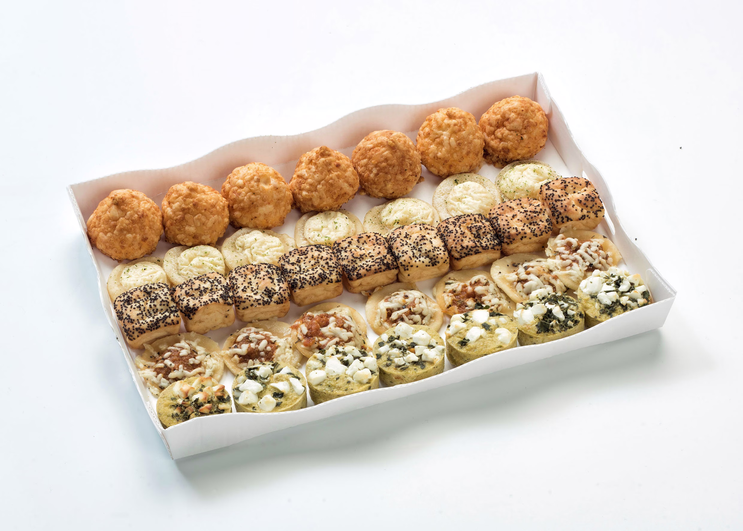 Petits Fours Salés Tradition (32 pièces) : Un assortiment de petits fours salés traditionnels, pour une touche de classicisme.