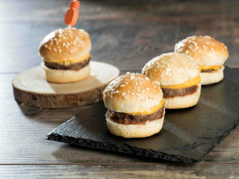 Mini Cheeseburgers à Réchauffer (24 pièces) : Des mini cheeseburgers prêts à réchauffer, pour un apéritif gourmand et simple à servir.